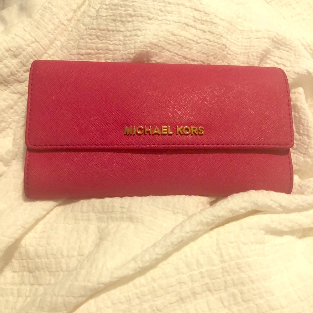 Michael kors got pink wallet